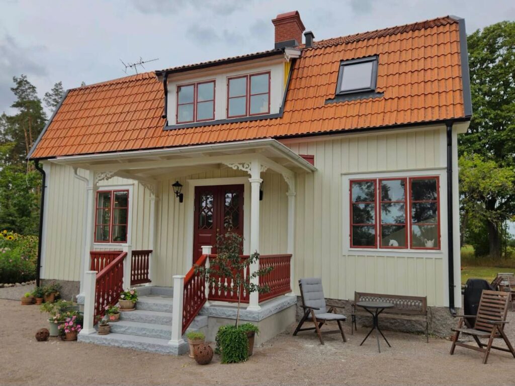 villa fasad tegeltak veranda